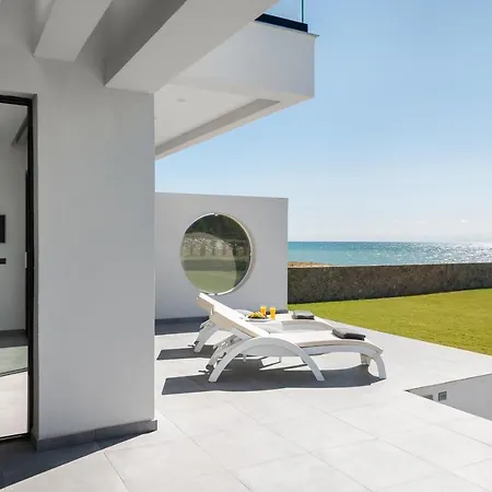 Seafront Nafsika - Private Heated Infinity Pool - Direct Access To The - Play Area ヴィラ