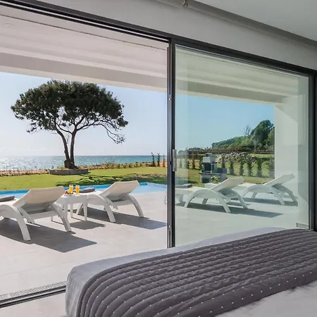 Seafront Nafsika - Private Heated Infinity Pool - Direct Access To The - Play Area ヴィラ *