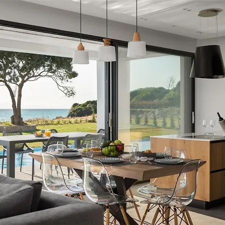 Seafront Nafsika - Private Heated Infinity Pool - Direct Access To The - Play Area Villa *
